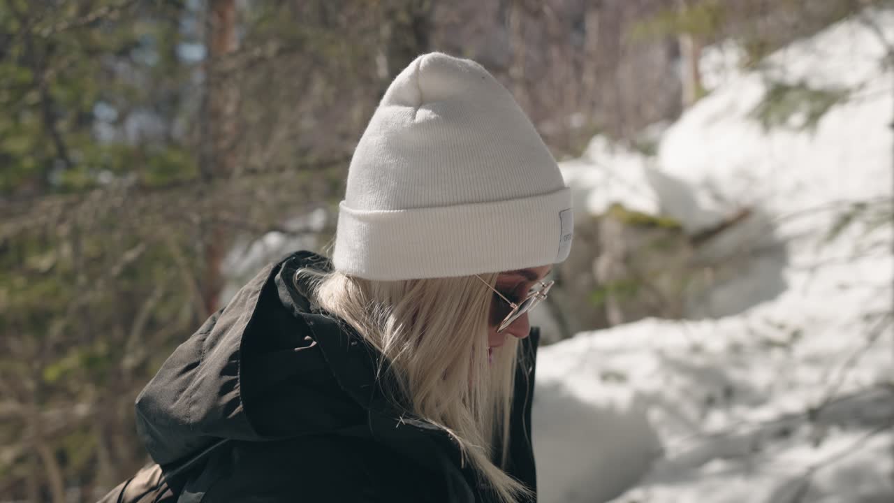 화창한 겨울날 산에서 아름다운 웃는 여자 하이킹