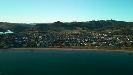 dron volador en la ciudad de vacaciones junto a la playa en nueva zelanda