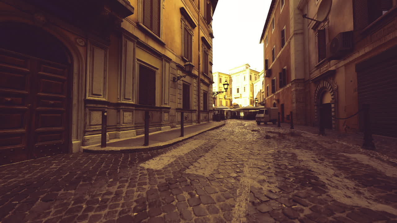 La fine del vicolo offre una vista acciottolata con un paesaggio invitante.
