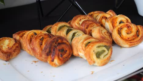 bocadillos de masa de levadura rellenos de queso y espinaca