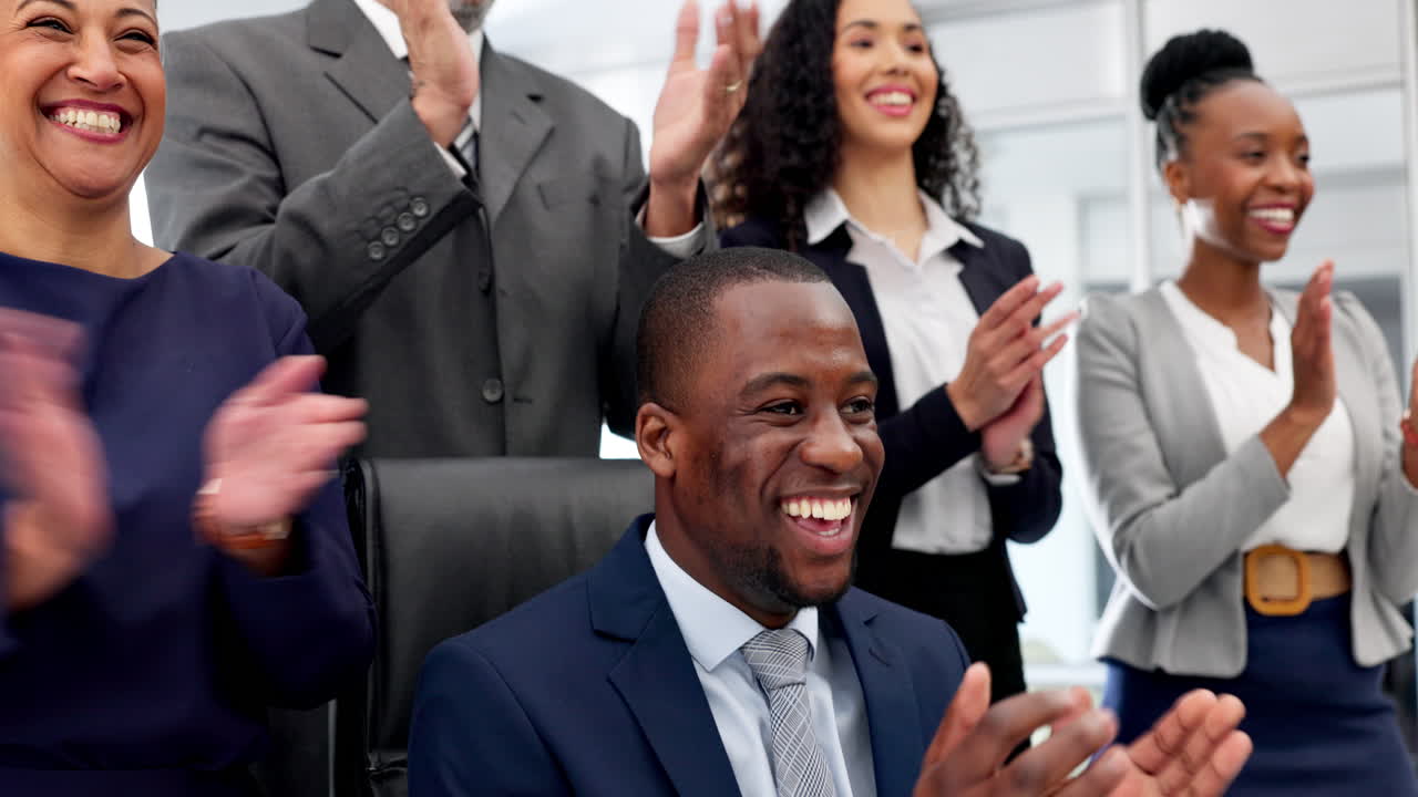 feliz, aplausos y un grupo de personas de negocios
