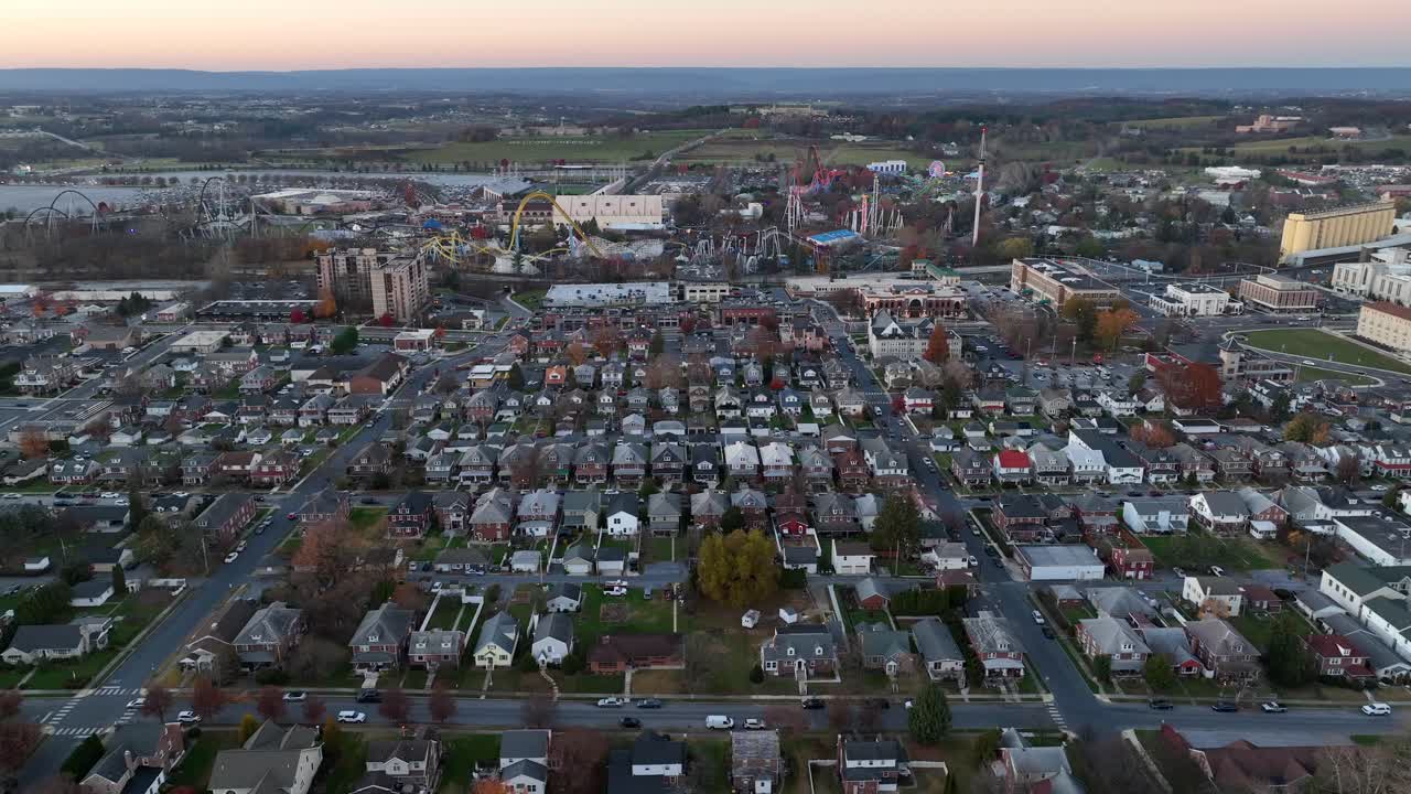 antena aérea de hershey, pensilvania durante el atardecer de otoño
