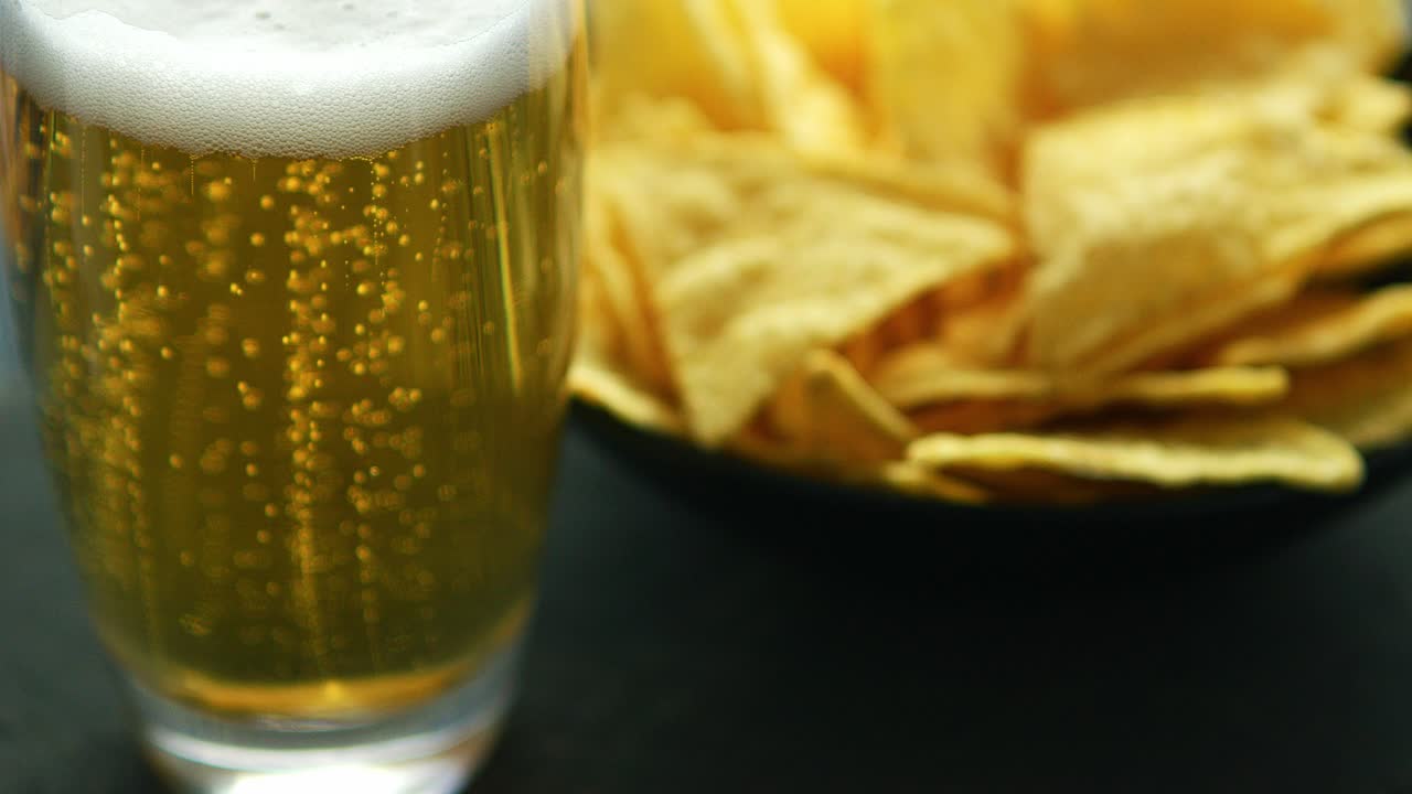 vaso de cerveza y nachos