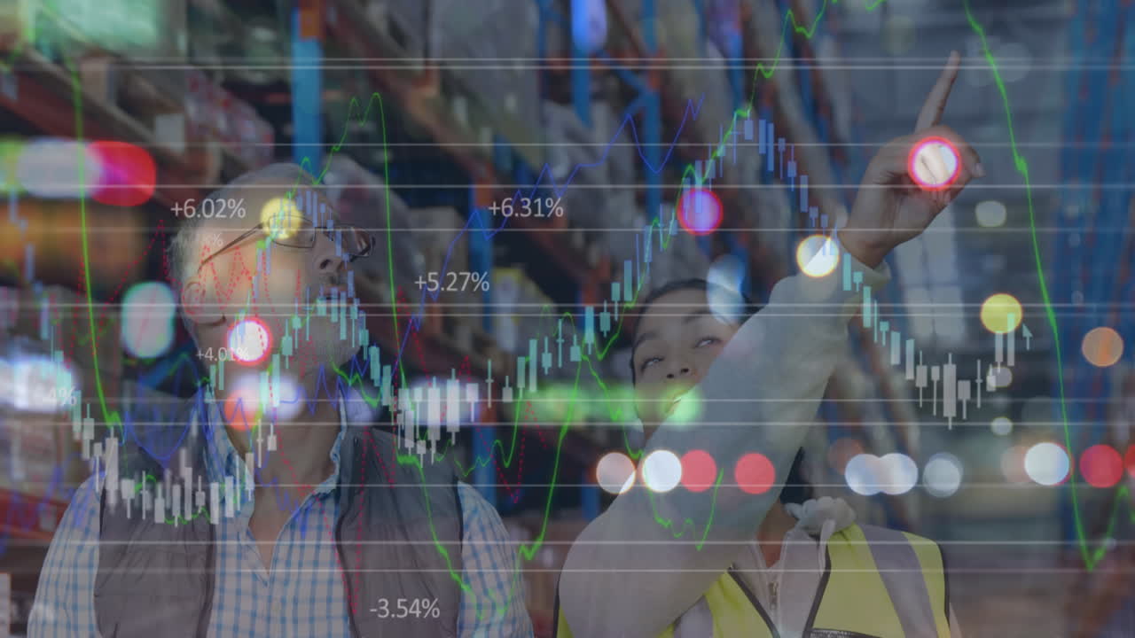 animación del procesamiento de datos sobre un hombre y una mujer hablando, trabajando en un centro de envío de almacenes