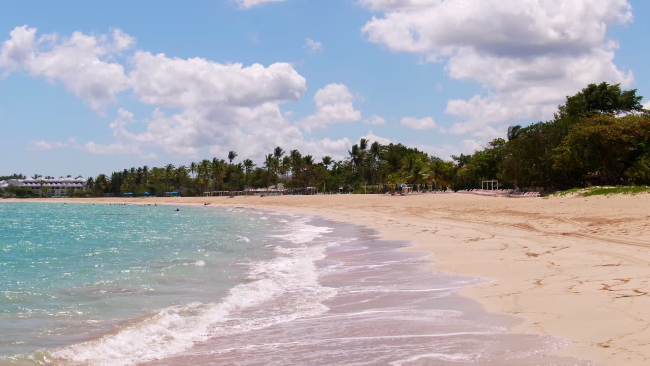 Acercamiento a bajo nivel desde el mar mostrando un hermoso frente de playa en el Caribe