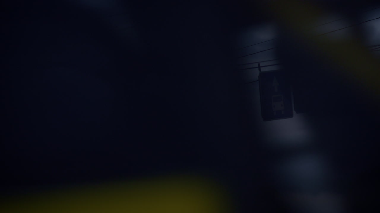 señales de tráfico azules balanceándose en el cielo nublado. cables de trolebús de primer plano tráfico corriendo