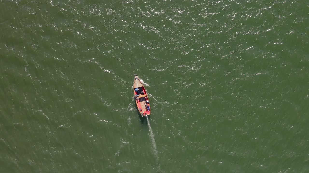 aéreo - paseo en bote por el hermoso lago skadar, montenegro, de arriba hacia abajo en reversa