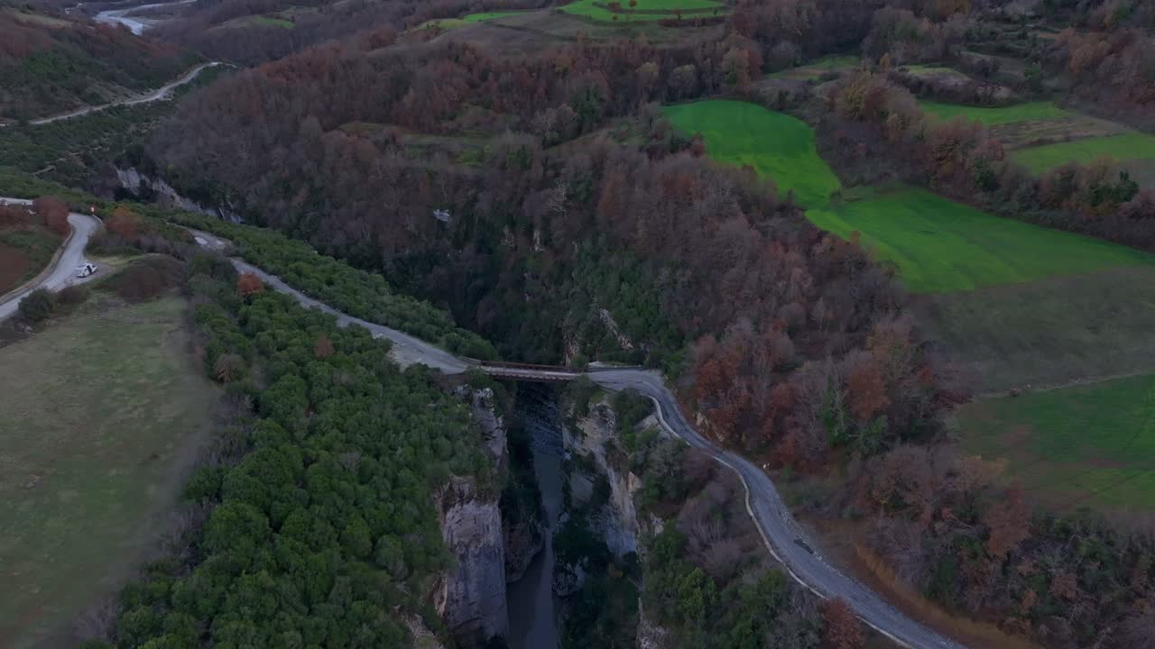 Droneoptagelse af Osumi-kløften med fredfyldt flod og bro, Albanien