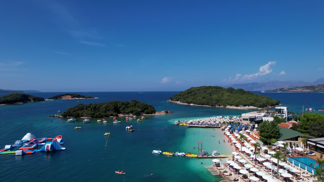 ⁇  모래 해변, 푸른 바다, 우산 태양욕, 섬, 그리고 배 ksamil에서 완벽한 여름 휴가를 위해, 바 ⁇ 가 행복