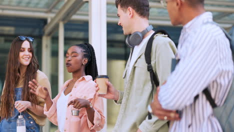 gente de la universidad, conversación y caminata en grupo