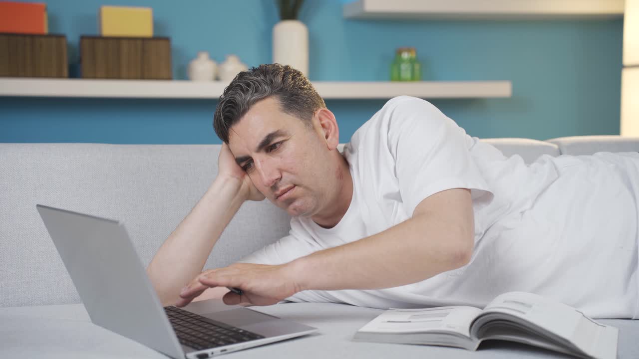 Uomo che lavora al suo laptop concentrato sul suo lavoro.