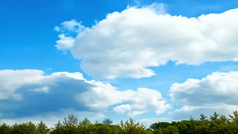 schöner blauer himmel mit weißen wolken