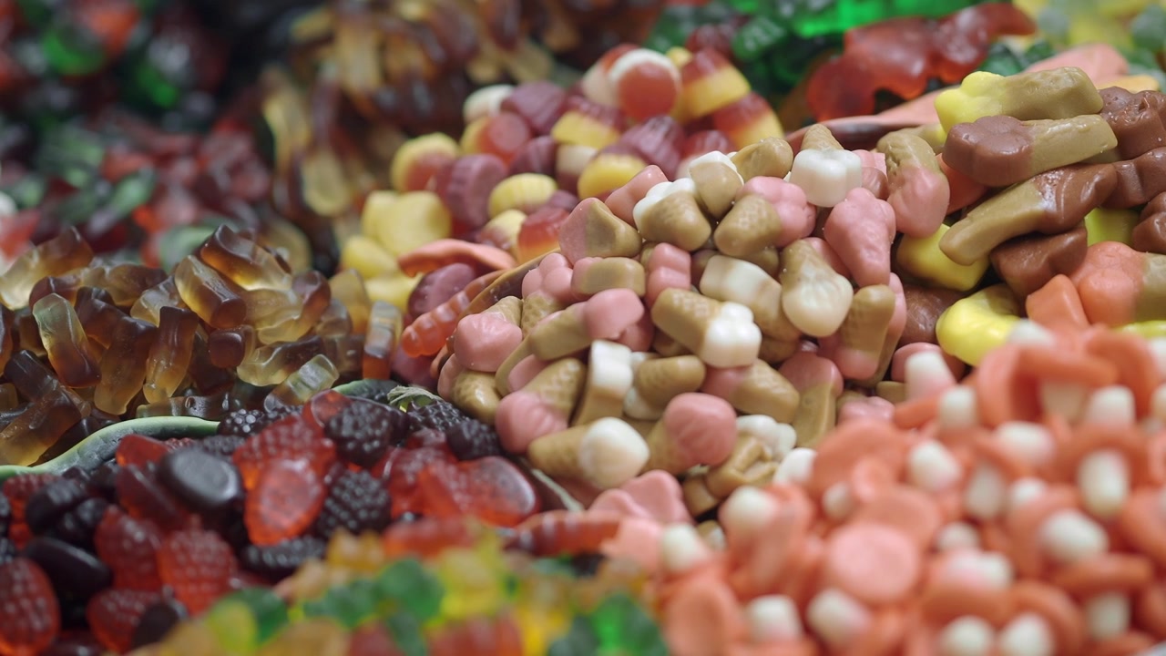 Haufen bunter Gummibonbons in einem Süßwarenladen