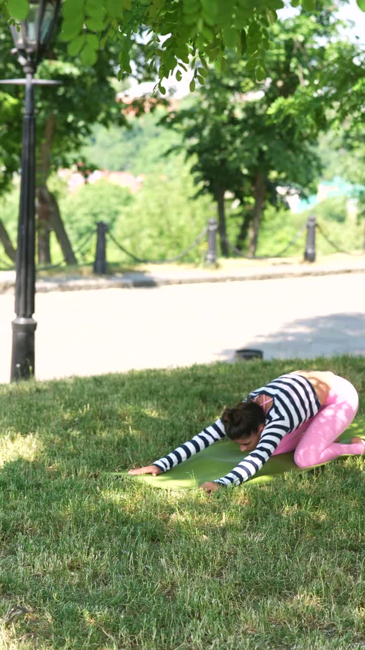 공원에서 야외에서 요가를 연습하는 젊은 여성