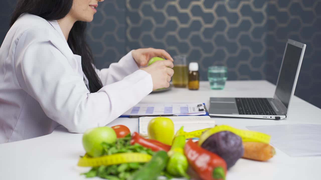 dietista describiendo el programa de dieta para bajar de peso.