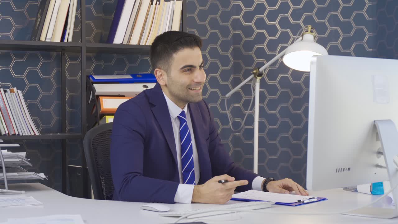 Giovane impiegato al lavoro che parla con un cliente