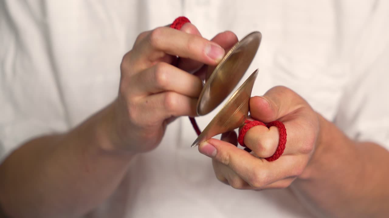 카르탈로스가 연주되는 클로즈업