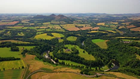 Vista-Aérea-De-Las-Fronteras-Escocesas-Sobre-El-Río-Tweed-Mirando-Hacia-Las-Colinas-De-Eildon,-Vistas-De-Escocia.