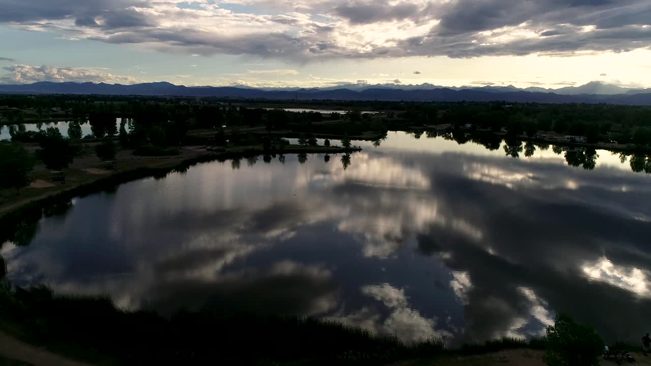 바위산을 배경으로 호수에 구름이 반사되는 이 일몰의 숨막히는 영광