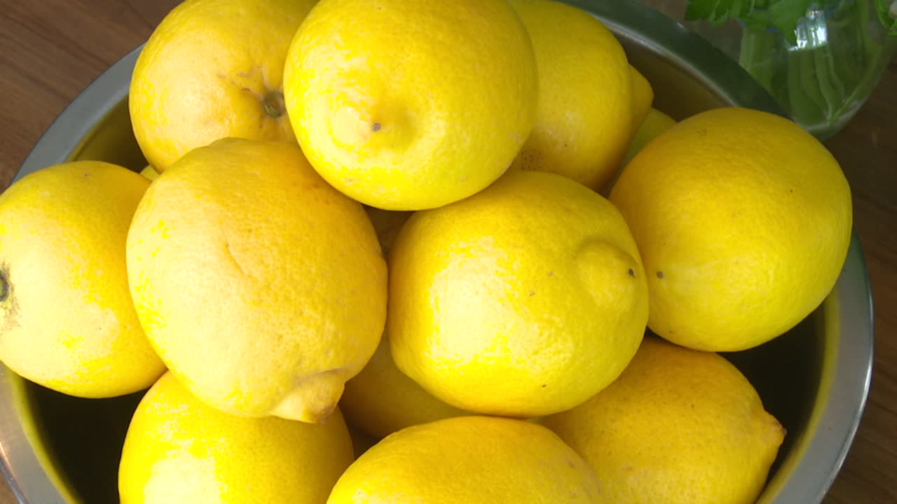 그에 넣은 레몬