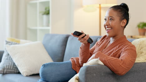 mujer joven y alegre relajándose