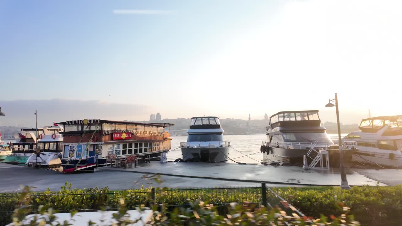 이스탄불 해안가에서 해가 뜨고 해가 지면