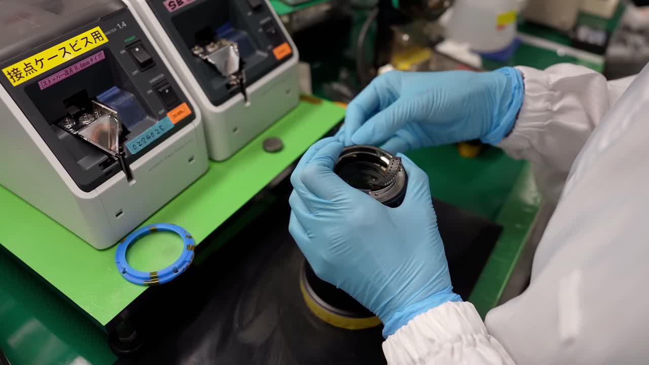 작업자의 클로즈업 렌즈의 뒷면을 부착