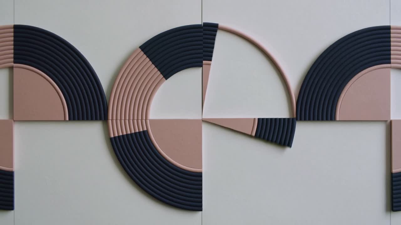 Roterende modulære paneler på studievæg, skjulte drejepunkter flytter rillede pink-navy fliser, der samles til en ring.