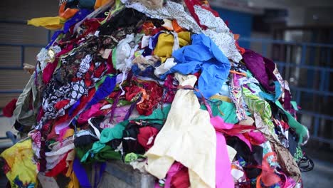 un montón de ropa desechada tirada en la basura, podría usarse para reciclar y darse a los pobres