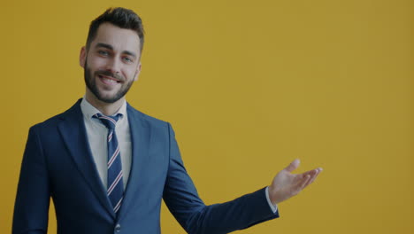 un hombre de negocios en traje.