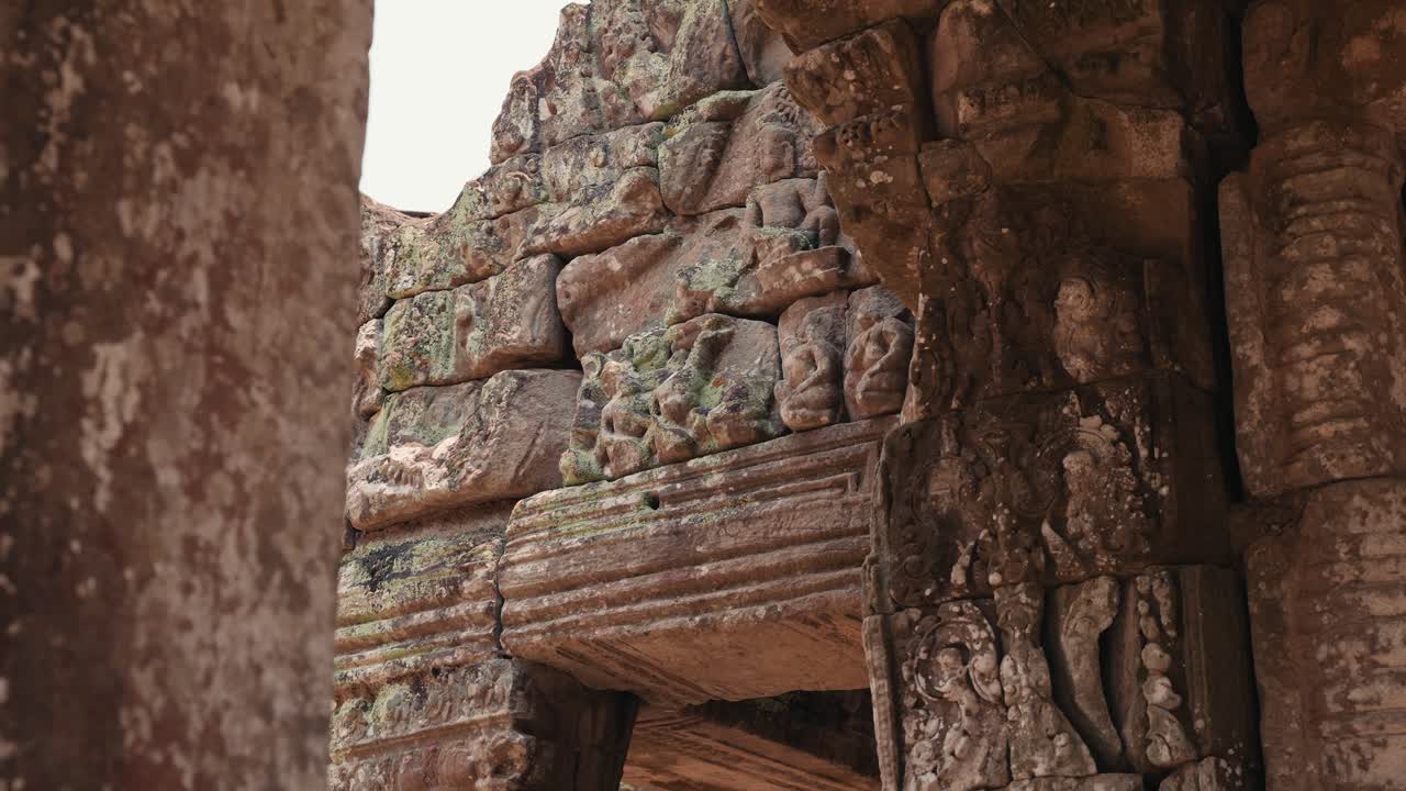 Sculture di antichi bassorilievi in pietra e dettagli di pareti erose dal tempo ad Angkor Wat, in Cambogia, che mostrano artigianato storico, texture e patrimonio culturale