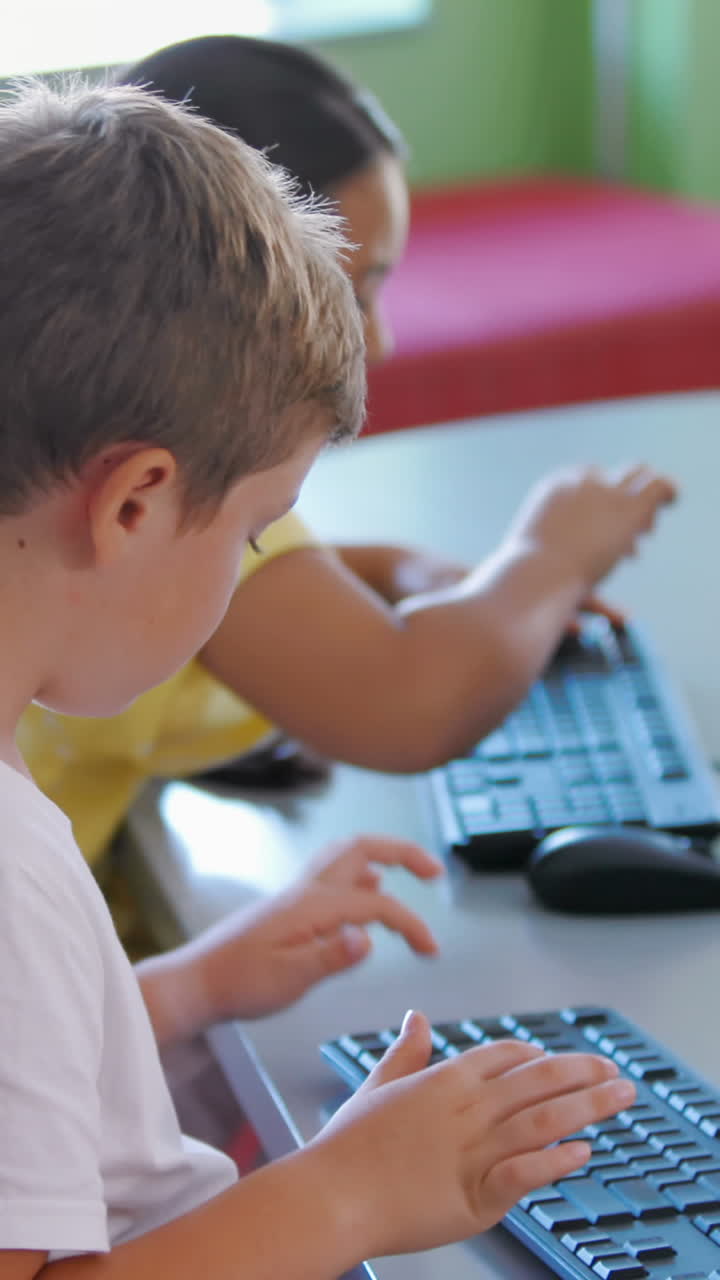 niños de la escuela que usan computadoras en el aula