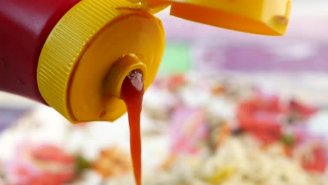 se vierte una botella de ketchup.
