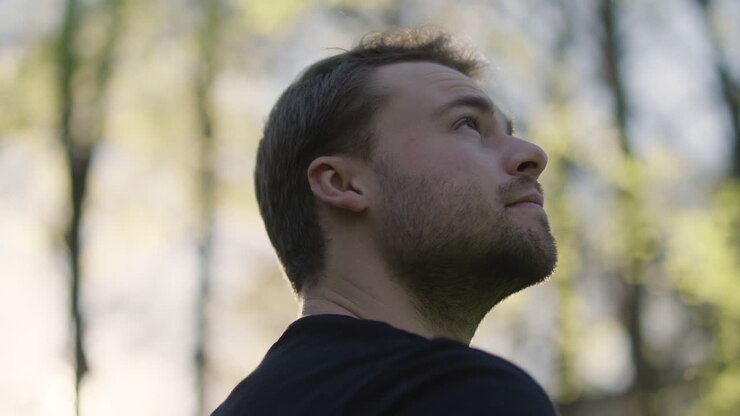 Ritratto di un uomo che guarda in alto all'aperto