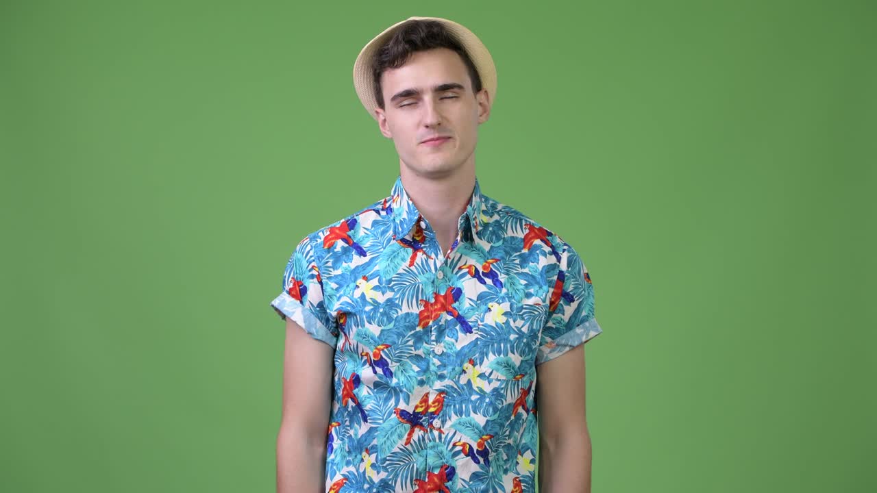 젊은 잘생긴 관광객이 휴식을 취하고 있습니다.