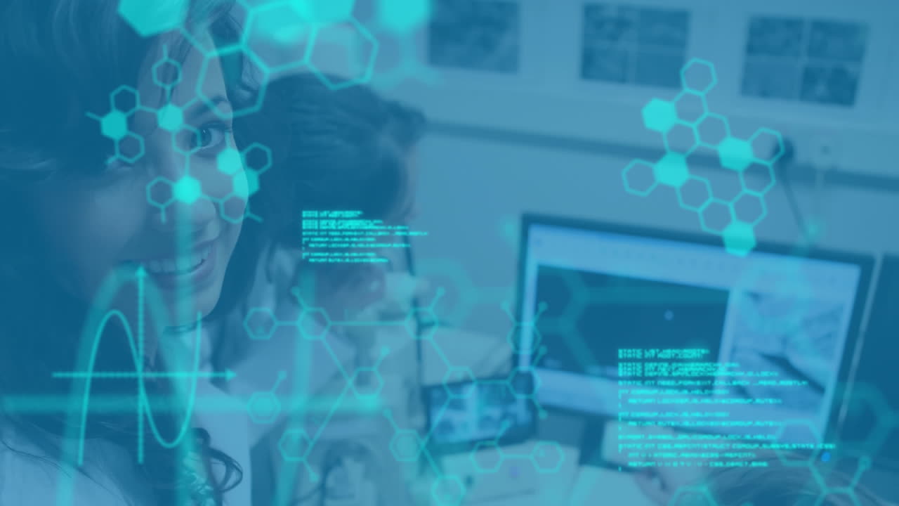 científicos que usan computadoras con datos y diagramas en movimiento