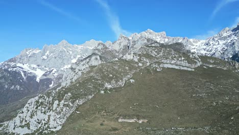 montañas rocosas bajo el cielo