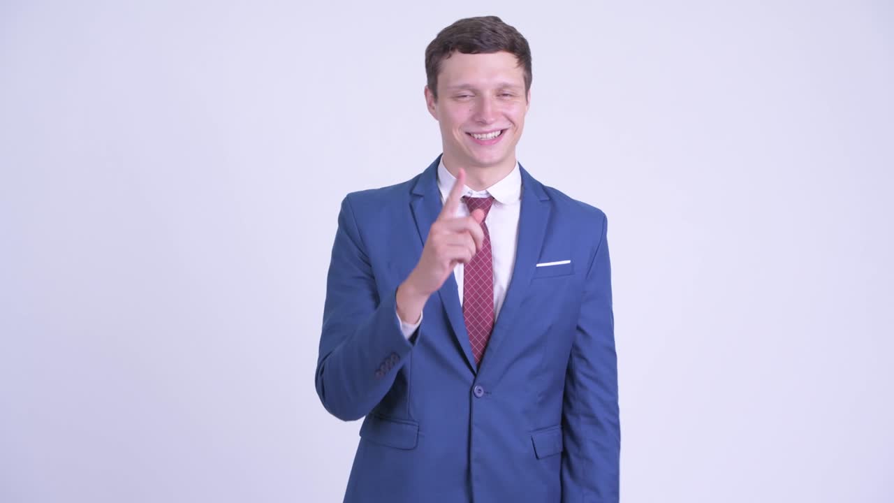 joven feliz y guapo hombre de negocios con una caja de regalos