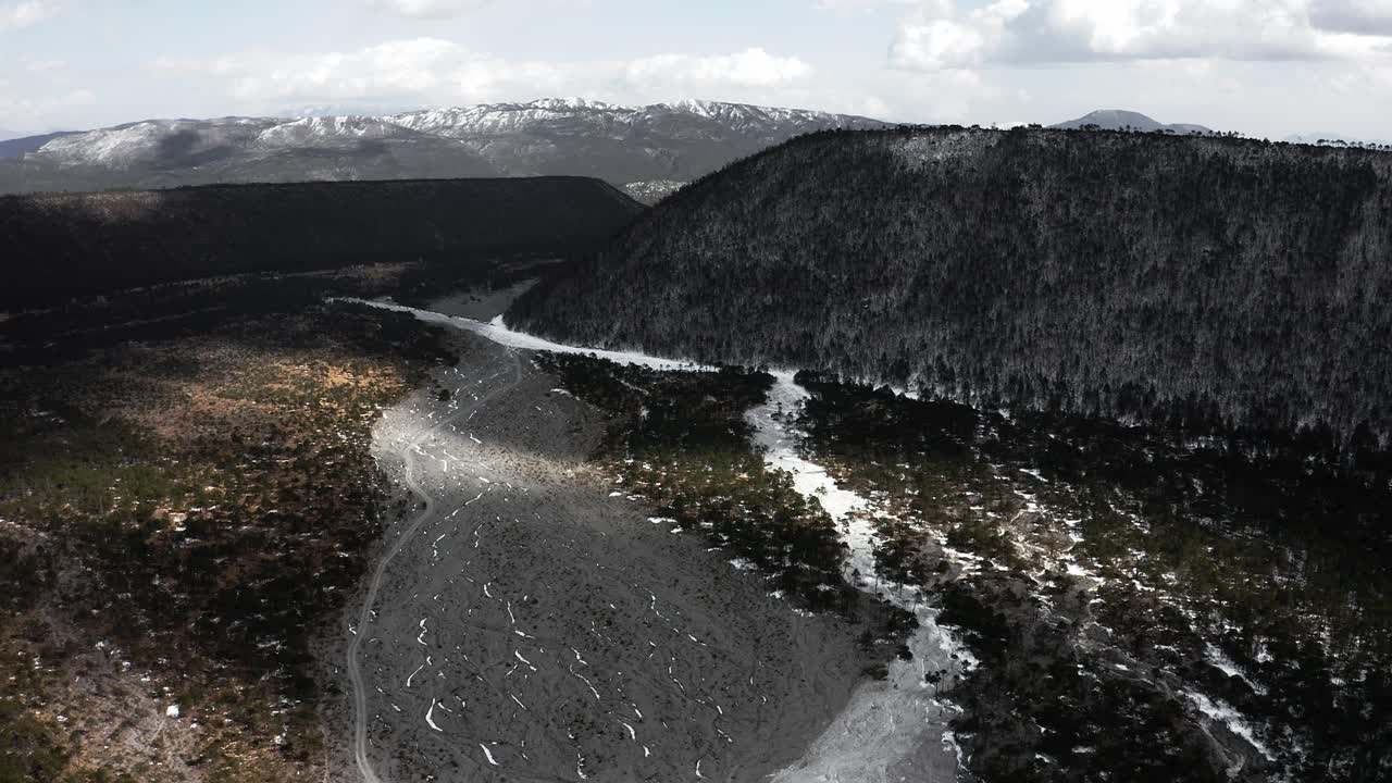glaciar de la montaña nevada de yulong, vista aérea del glaciar en retroceso derretido por el cambio climático