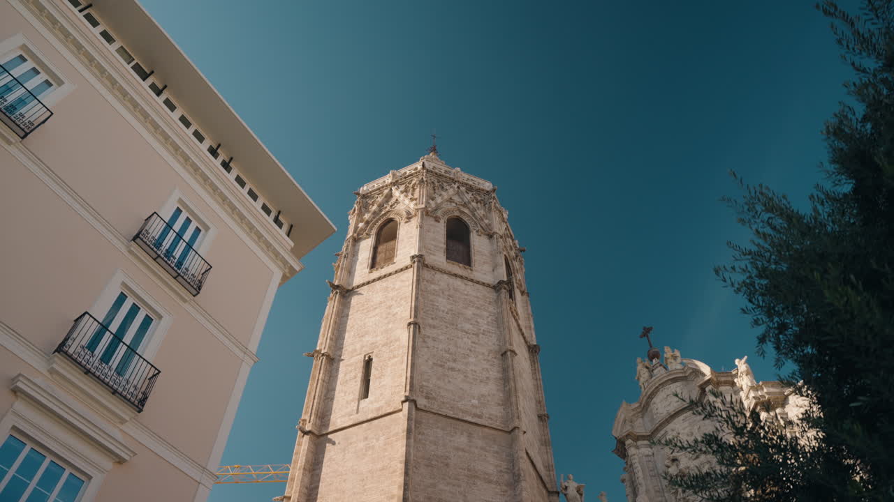 Vista della torre El Miguelete (El Micalet) e della Cattedrale di Valencia nel centro storico di Valencia, Spagna. Architettura gotica valenciana iconica e campanile emblematico in un contesto urbano mediterraneo.