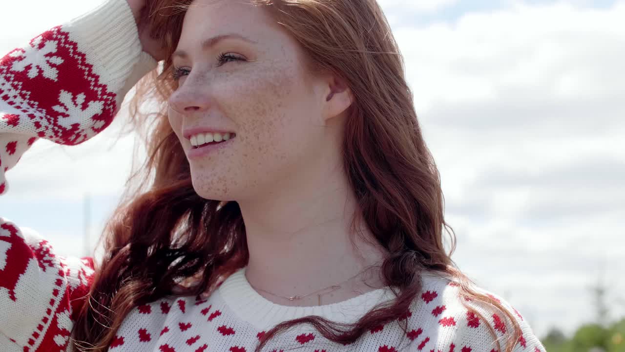 숲 에서 크리스마스 트리 를 선택 하는 여자