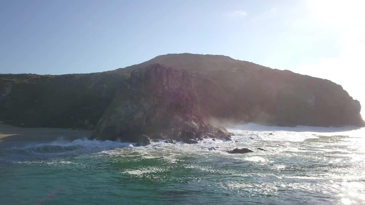 playa con acantilado rocoso al fondo