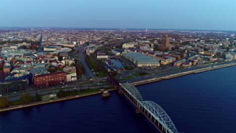 Luftaufnahme-Der-Eisenbahnbrücke-Und-Des-Flusses-Daugava-In-Riga,-Lettland