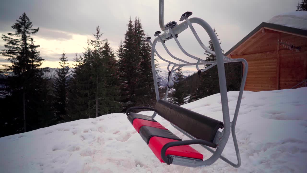 빈 스키 리조트에서 버려진 정지 체어리프트, covid-19 코로나바이러스 대유행 동안 버려진 스키 슬로프, 겨울에 눈 덮인 산