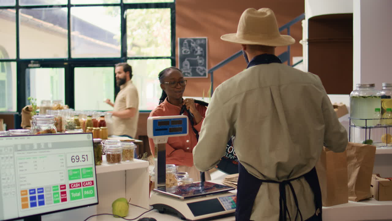 el vendedor prepara los comestibles para la entrega