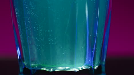 primer plano de una bebida azul vibrante en un vaso