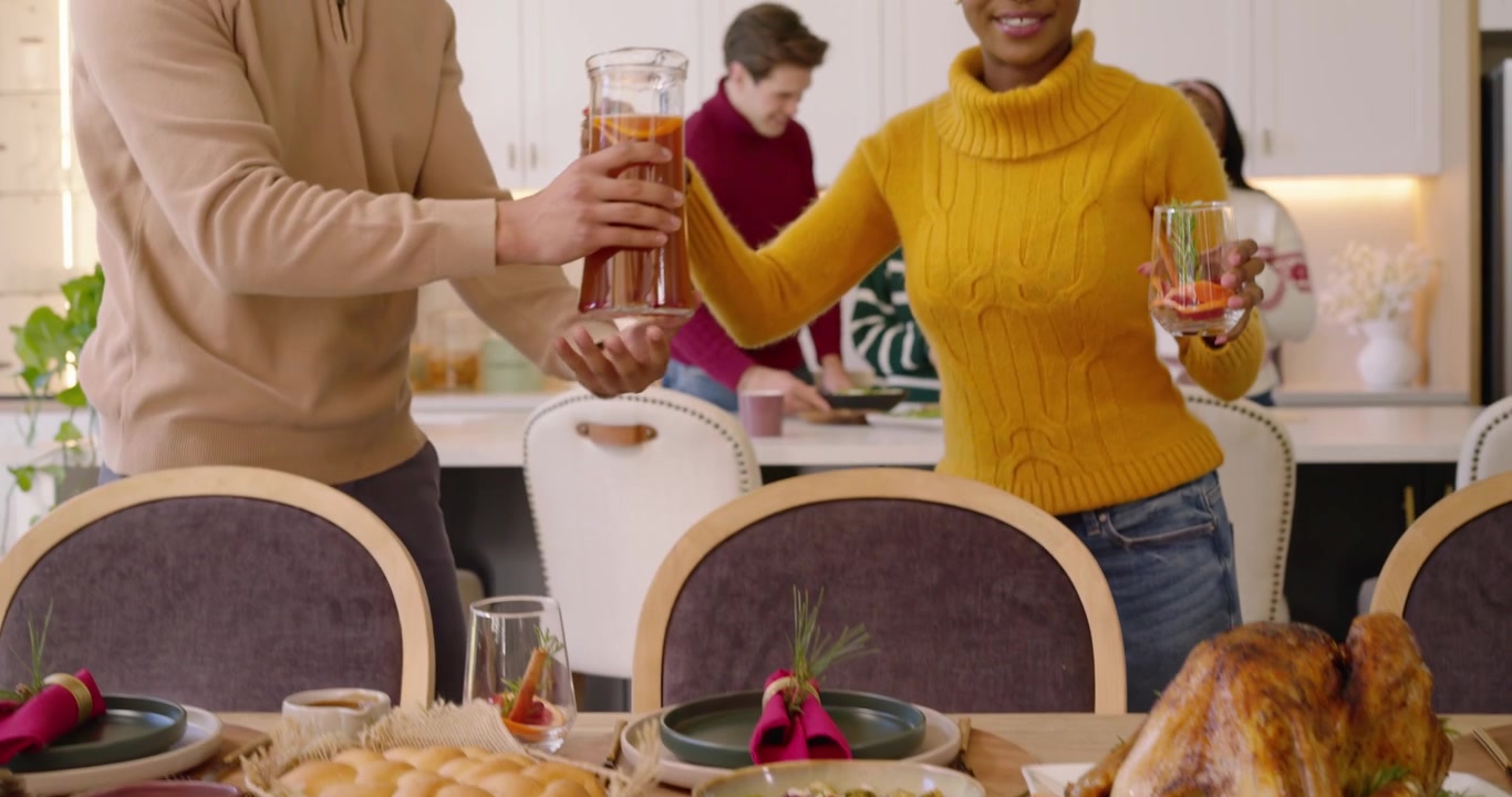 Venner forbereder Thanksgiving-middag sammen i moderne køkken