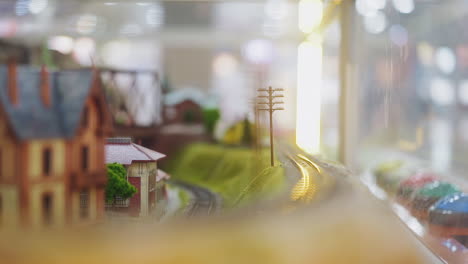 ferrocarriles en miniatura y líneas de transmisión de energía cerca de casas