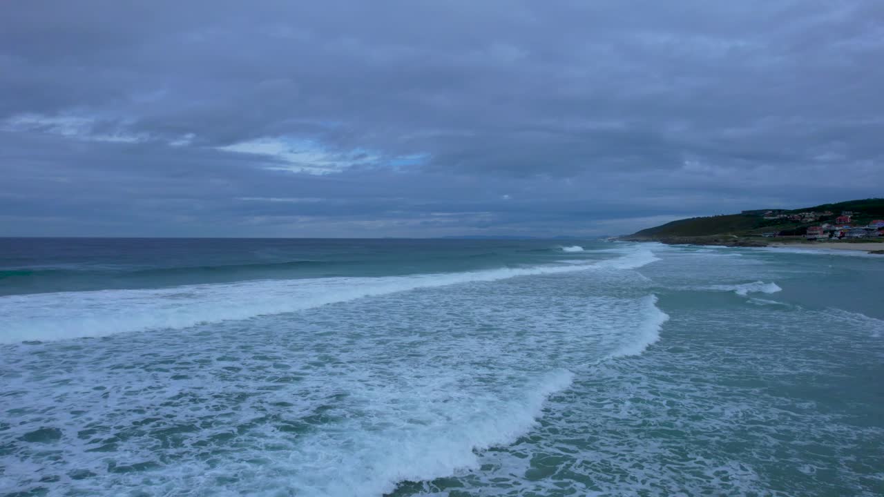 Dramatic Ocean Waves Crashing on the Shore