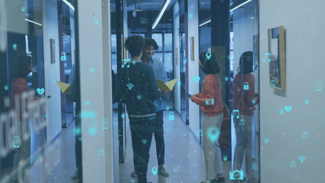 animación de una red de iconos digitales contra diversos colegas discutiendo en el pasillo de la oficina